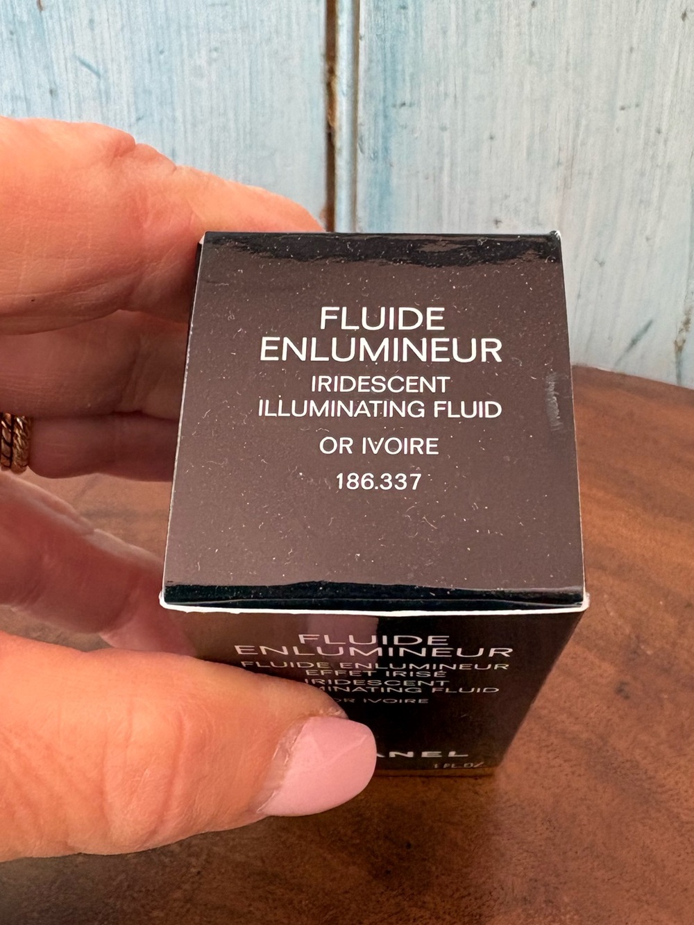 CHANEL Fluide Enlumineur Iridescent Illuminating Fluid - Black & Gold Packaging - Picture 8 of 10